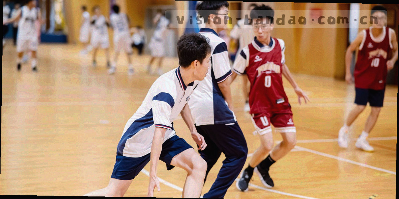 看台台阶与跑道线条构成对角线构图，色调压暗带暖纸色透光